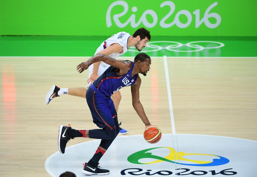 USA's guard Kevin Durant outruns Serbia's forward Nikola Kalinic during a Men's Gold medal basketball match between Serbia and USA at the Carioca Arena 1 in Rio de Janeiro on August 21, 2016 during the Rio 2016 Olympic Games