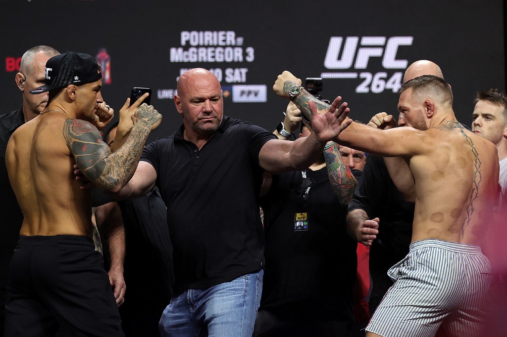 LAS VEGAS, NEVADA - JULY 09: Dustin Poirier and Conor McGregor pose during a ceremonial weigh in for UFC 264 at T-Mobile Arena on July 09, 2021 in Las Vegas, Nevada.   Stacy Revere/Getty Images/AFP (Photo by Stacy Revere / GETTY IMAGES NORTH AMERICA / Getty Images via AFP)