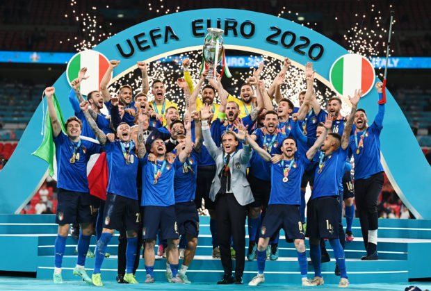 Soccer Football - Euro 2020 - Final - Italy v England - Wembley Stadium, London, Britain - July 11, 2021 Italy celebrate with the trophy after winning Euro 2020 Pool via REUTERS/Michael Regan