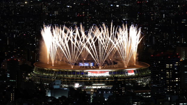Olimpiade Tokyo 2020 - Upacara Pembukaan Olimpiade Tokyo 2020 - Stadion Olimpiade, Tokyo, Jepang - 23 Juli 2021. Kembang api selama upacara pembukaan terlihat di atas Stadion Olimpiade dari dek observasi Shibuya Sky REUTERS/Kim Kyung-Hoon