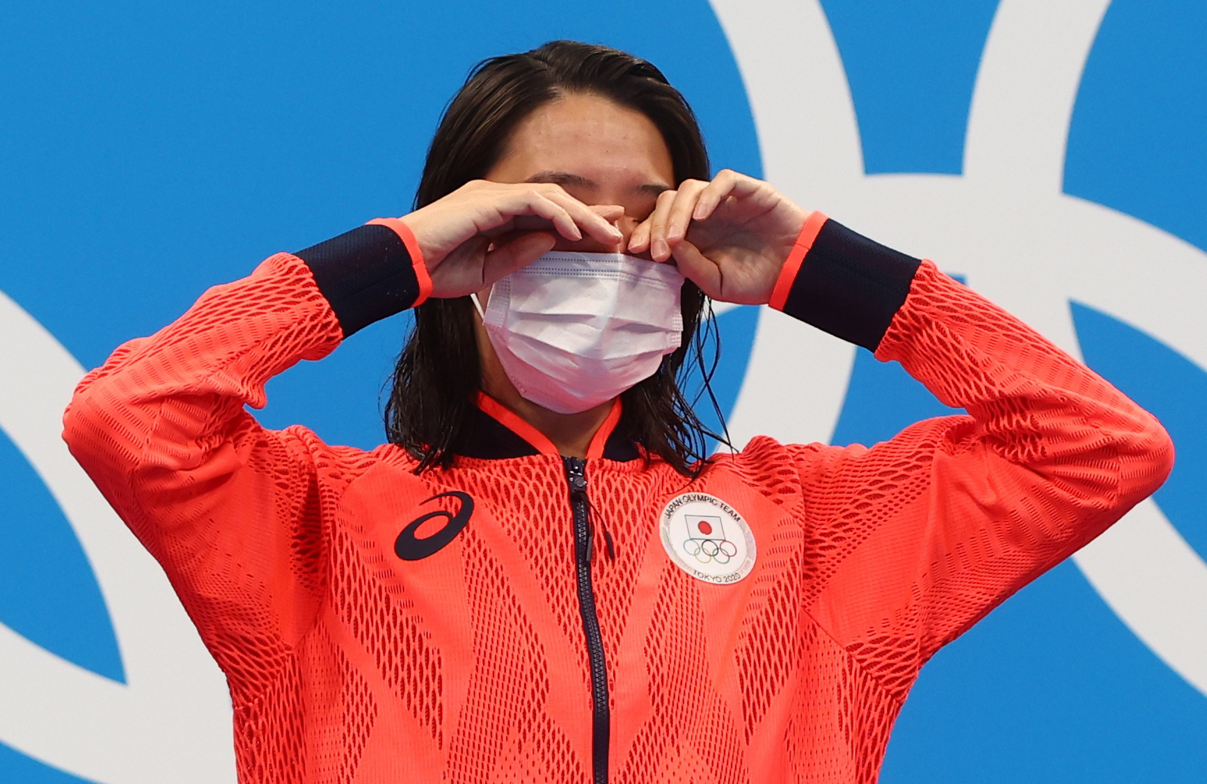 Tokyo 2020 Olympics - Swimming - Women's 400m Individual Medley - Medal Ceremony - Tokyo Aquatics Centre - Tokyo, Japan - July 25, 2021. Gold medalist Yui Ohashi of Japan of the United States wears a face mask on the podium 