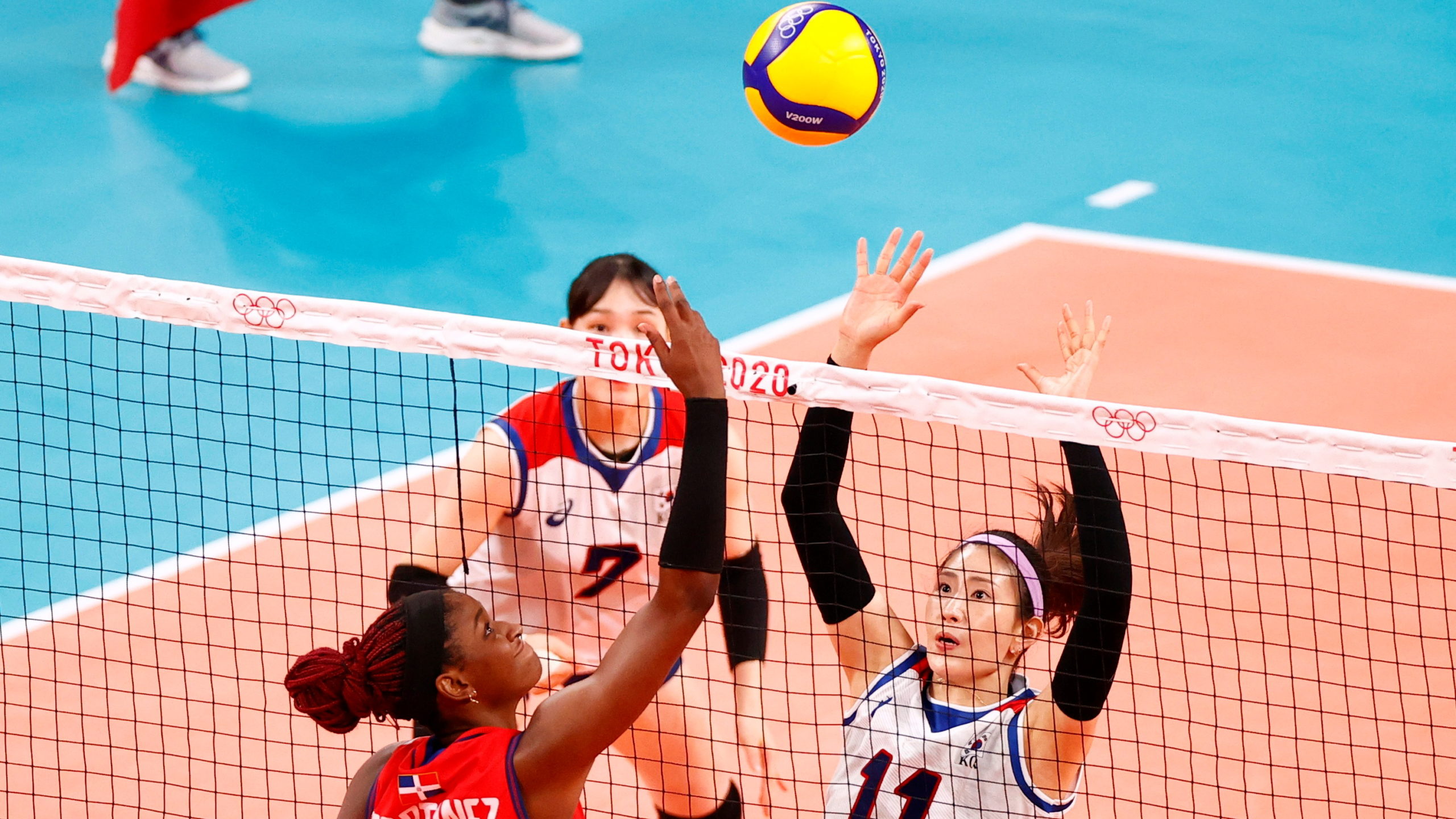 Jineiry Martinez of the Dominican Republic in action with Kim Suji of South Korea. 
