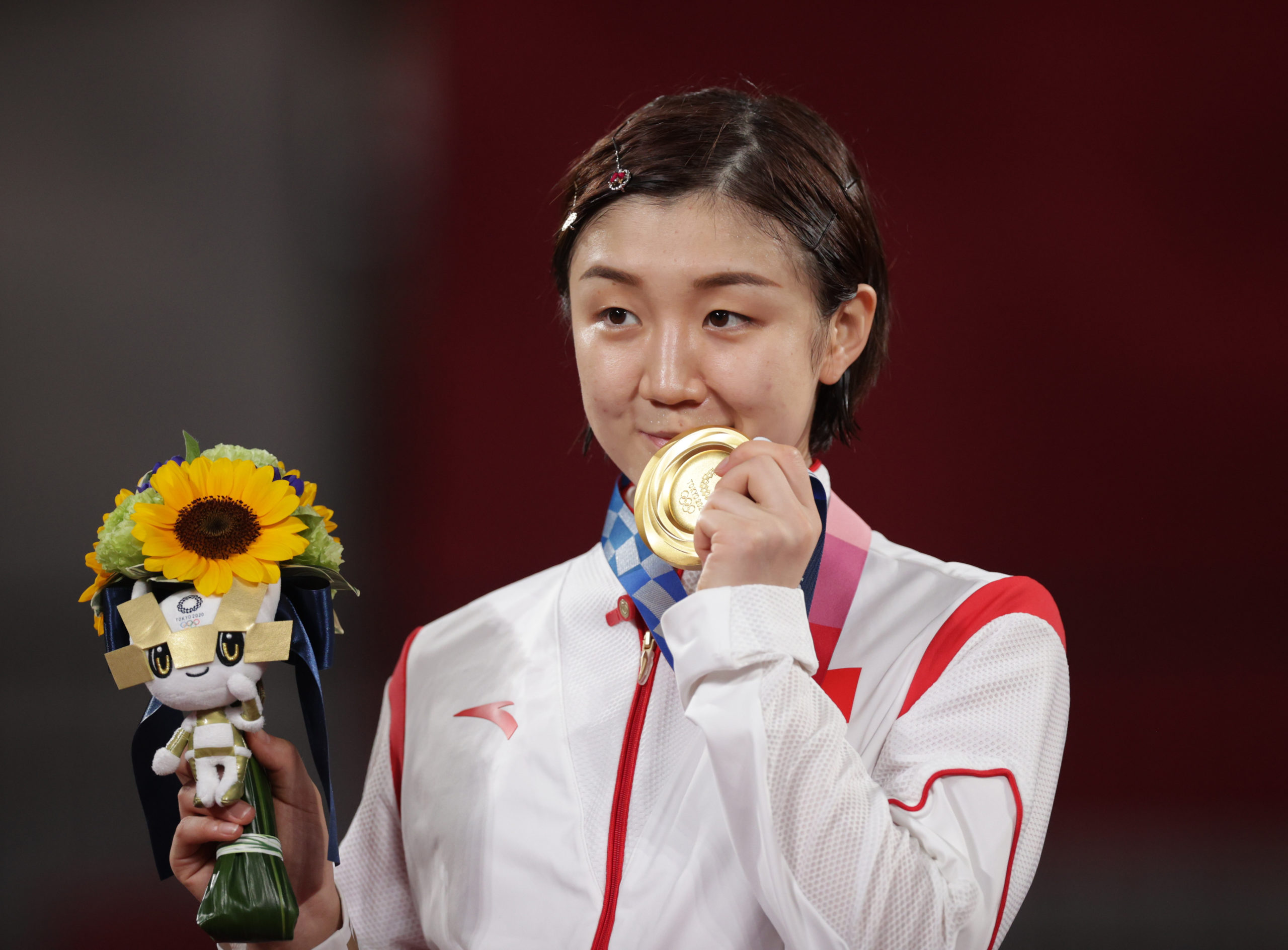 Gold medalist Chen Meng of China poses with her medal 