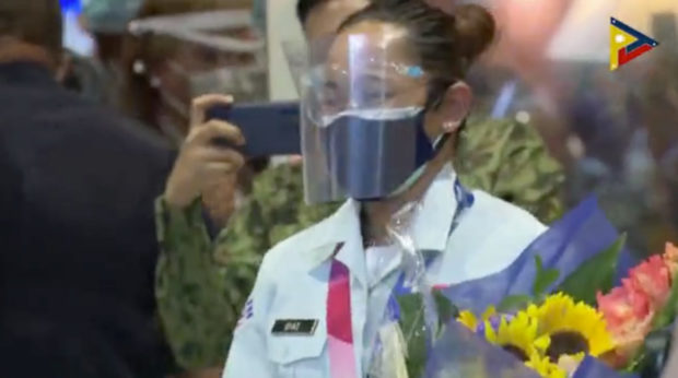 Hidilyn Diaz changes into her Philippine Air Force uniform upon his arrival in Manila on Wednesday.