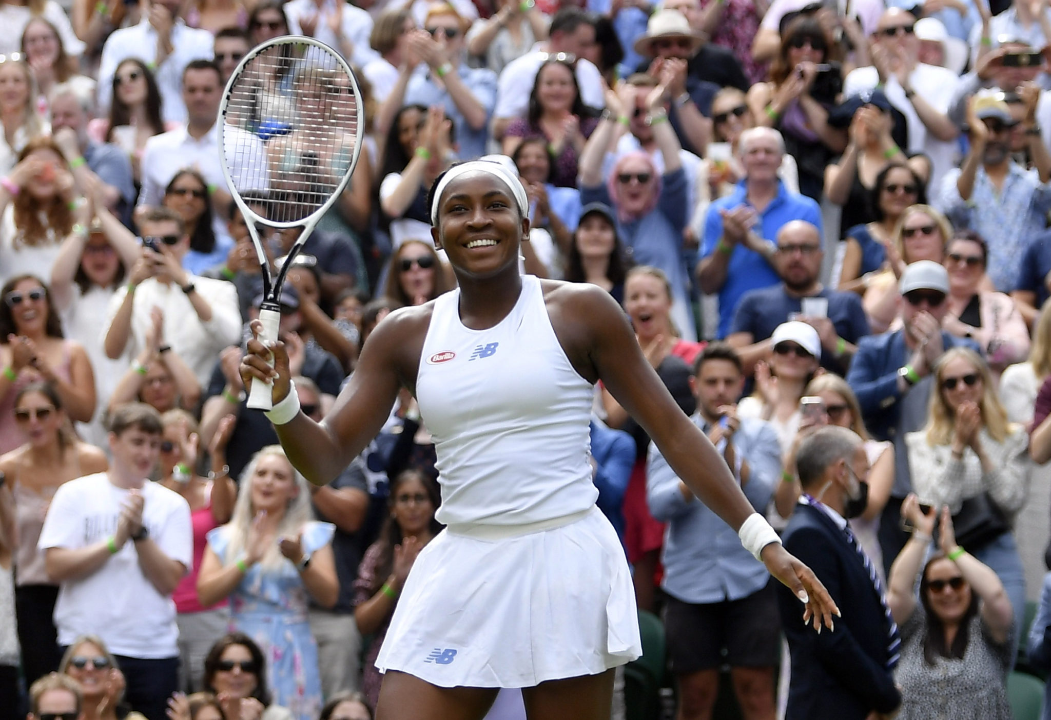 Teens Coco Gauff Emma Raducanu Move Into 4th Round At Wimbledon