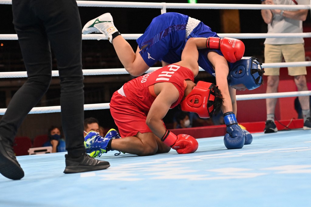 Philippines' Nesthy Petecio (red) and Japan's Sena Irie fight during their women's feather (54-57kg) boxing final bout during the Tokyo 2020 Olympic Games at the Kokugikan Arena in Tokyo on August 3, 2021