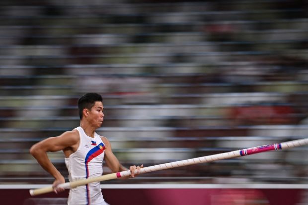 Ernest John Obiena dari Filipina berlaga di final lompat galah putra pada Olimpiade Tokyo 2020 di Stadion Olimpiade di Tokyo pada 3 Agustus 2021. (Foto oleh Ben