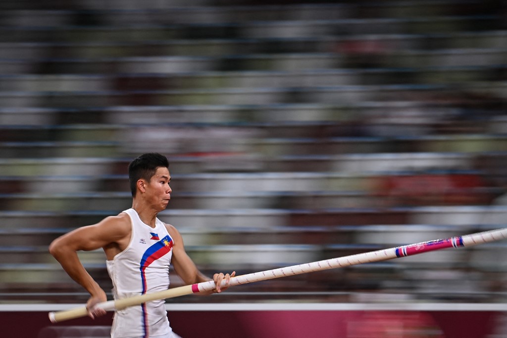 Philippines' Ernest John Obiena competes in the men's pole vault final during the Tokyo 2020 Olympic Games at the Olympic Stadium in Tokyo on August 3, 2021. (Photo by Ben