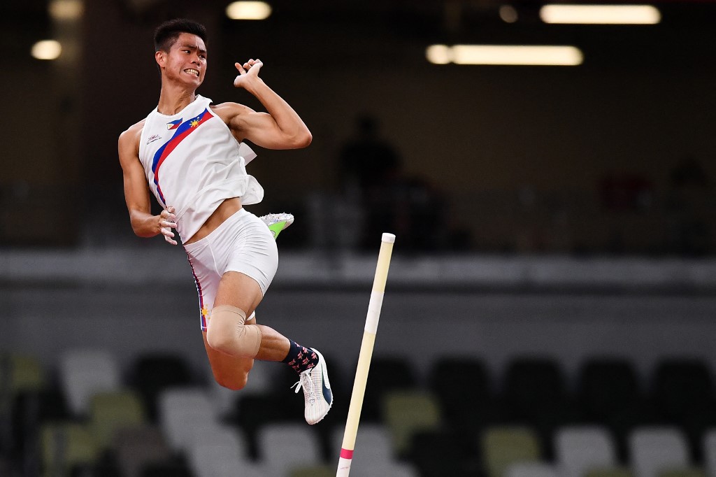 Philippines' Ernest John Obiena competes in the men's pole vault final during the Tokyo 2020 Olympic Games at the Olympic Stadium in Tokyo on August 3, 2021. 