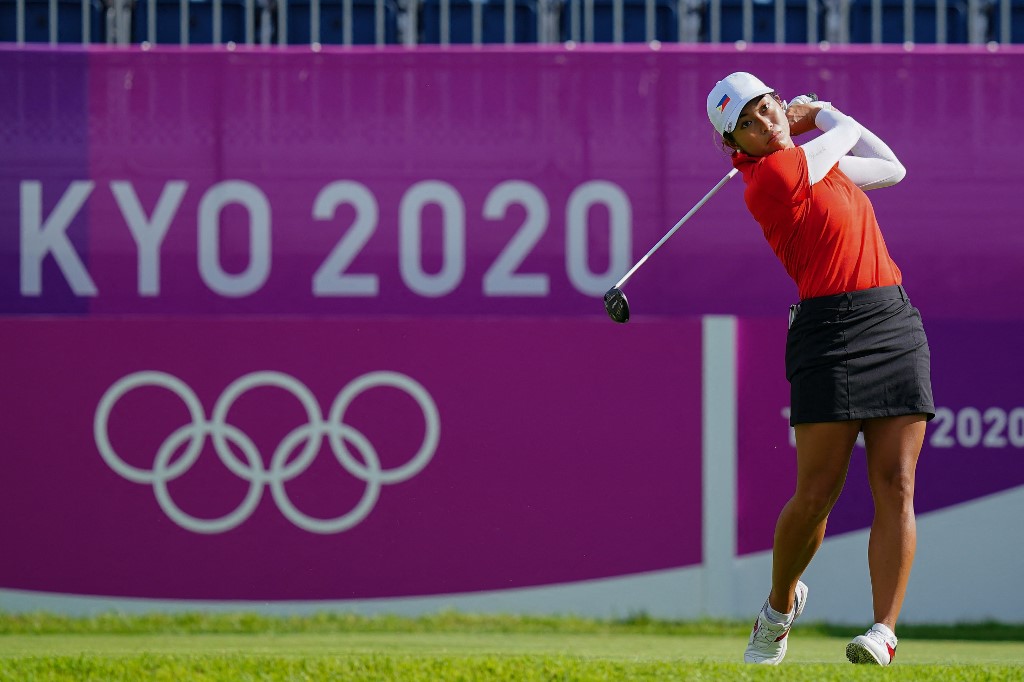 Bianca Pagdanganan dari Filipina menyaksikan pukulannya dari tee pertama di babak 1 permainan pukulan individu golf putri selama Olimpiade Tokyo 2020 di Kasumigaseki Country Club di Kawagoe pada 4 Agustus 2021.