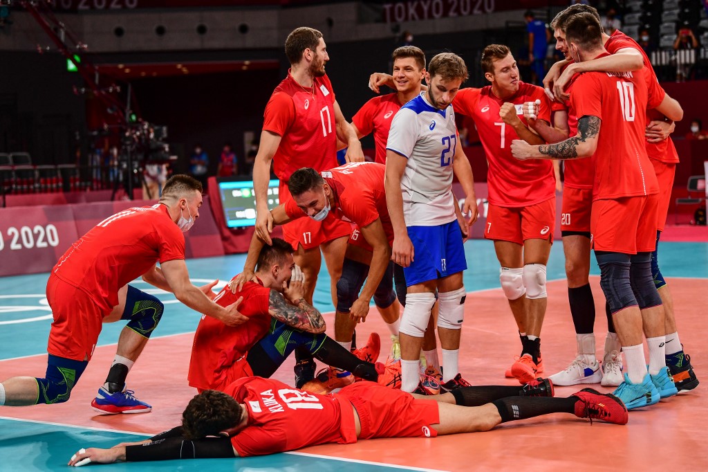 Russia's players celebrate their victory in the men's semi-final volleyball match between Brazil and Russia during the Tokyo 2020 Olympic Games at Ariake Arena in Tokyo on August 5, 2021. 
