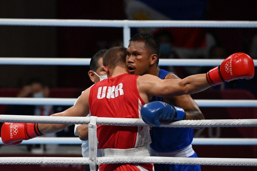 Ukraine's Oleksandr Khyzhniak (red) and Philippines' Eumir Marcial fight during their men's middle (69-75kg) semi-final boxing match during the Tokyo 2020 Olympic Games at the Kokugikan Arena in Tokyo on August 5, 2021.
