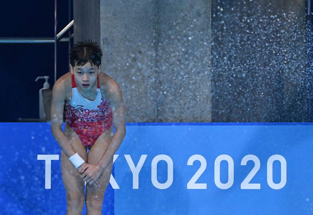 China's Quan Hongchan waits in the pool to see her final score before winning the women's 10m platform diving final event during the Tokyo 2020 Olympic Games at the Tokyo Aquatics Centre in Tokyo on August 5, 2021. 