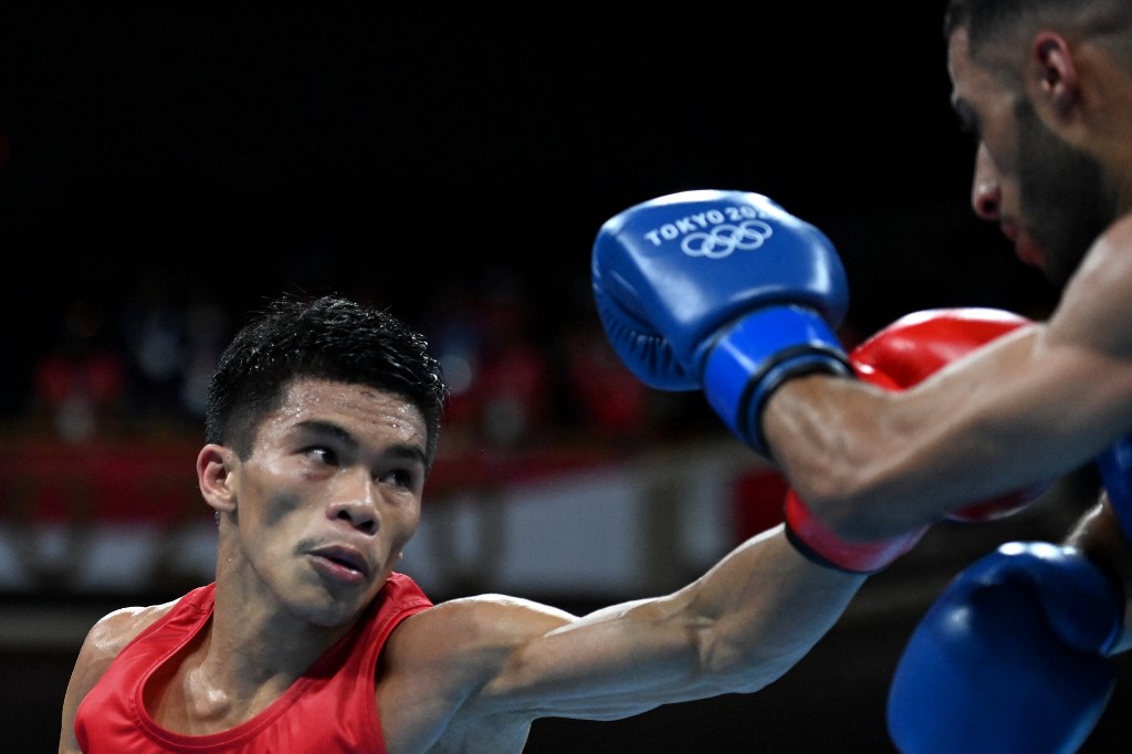 Philippines' Carlo Paalam and Britain's Galal Yafai fight during their men's fly (48-52kg) boxing final bout during the Tokyo 2020 Olympic Games at the Kokugikan Arena in Tokyo on August 7, 2021