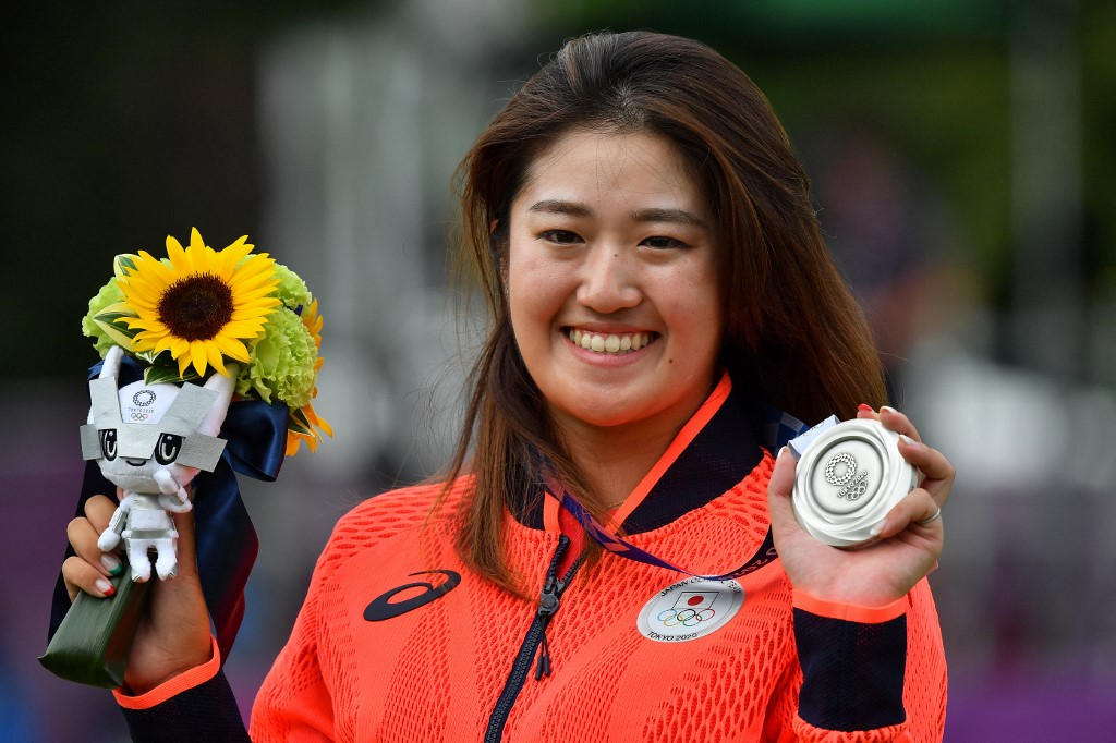 Silver medallist Japan's Mone Inami holds her medal on the podium during the victory ceremony of the women’s golf individual stroke play during the Tokyo 2020 Olympic Games at the Kasumigaseki Country Club in Kawagoe on August 7, 2021. 