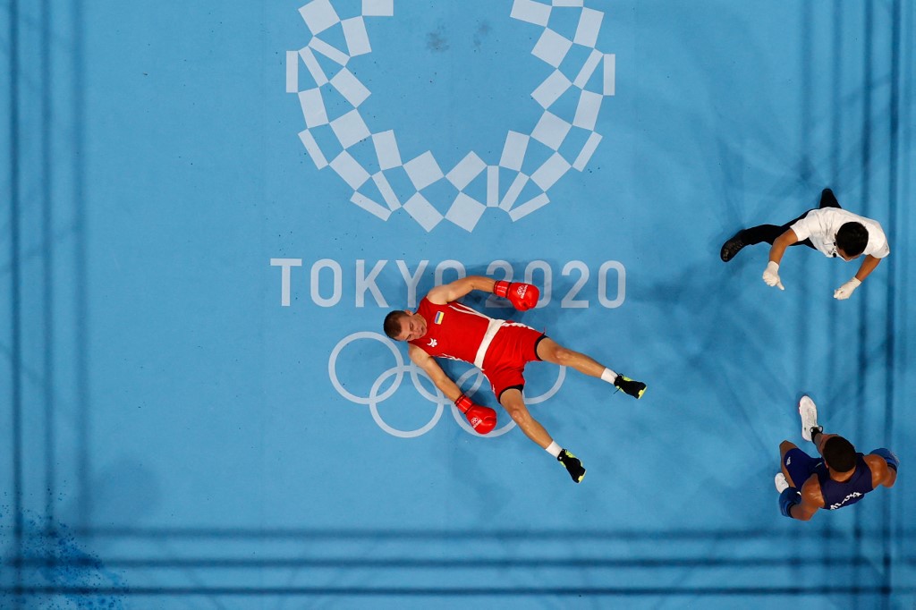 An overview shows Ukraine's Oleksandr Khyzhniak (red) falling as he figh Brazil's Hebert Sousa during their men's middle (69-75kg) boxing final bout during the Tokyo 2020 Olympic Games at the Kokugikan Arena in Tokyo on August 7, 2021. 