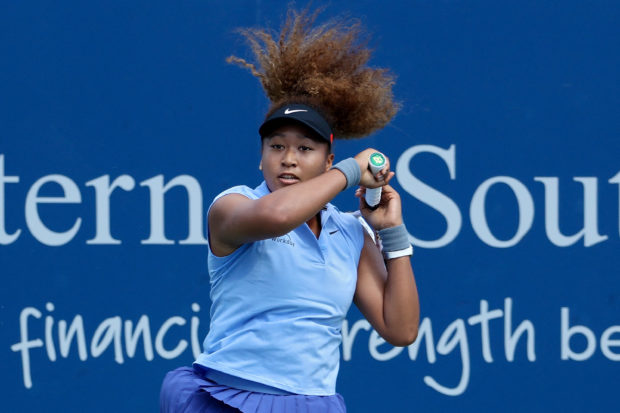 Naomi Osaka of Japan plays a forehand during her match against Cori Gauff during Western & Southern Open - Day 4 at Lindner Family Tennis Center on August 18, 2021 in Mason, Ohio.   Dylan Buell/Getty Images/AFP (Photo by Dylan Buell / GETTY IMAGES NORTH AMERICA / Getty Images via AFP)