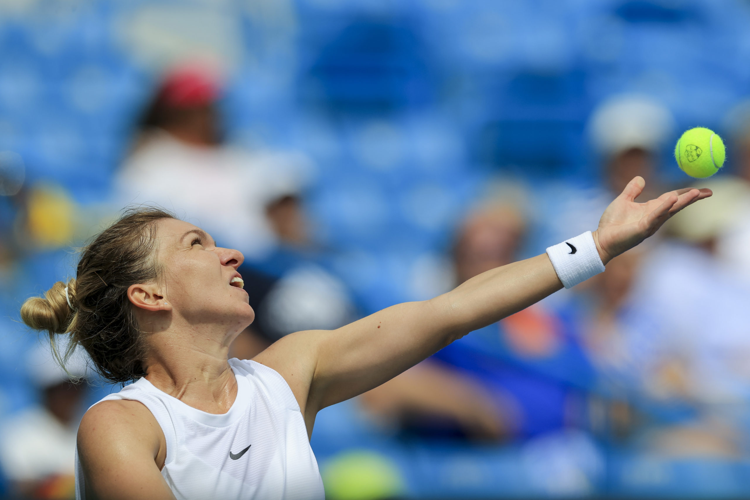  Simona Halep (ROU) serves the ball against Magda Linette (POL) during the Western and Southern Open tennis tournament at Lindner Family Tennis Center. 