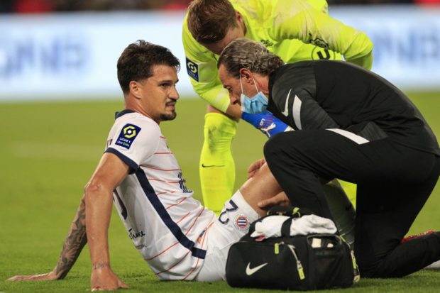 Montpellier's Brazilian defender Mattheus Thuler receives medical attention during the French L1 football match between Paris Saint-Germain (PSG) and Montpellier (MHSC) at The Parc des Princes stadium in Paris on September 25, 2021. (Photo by Sameer Al-DOUMY / AFP)