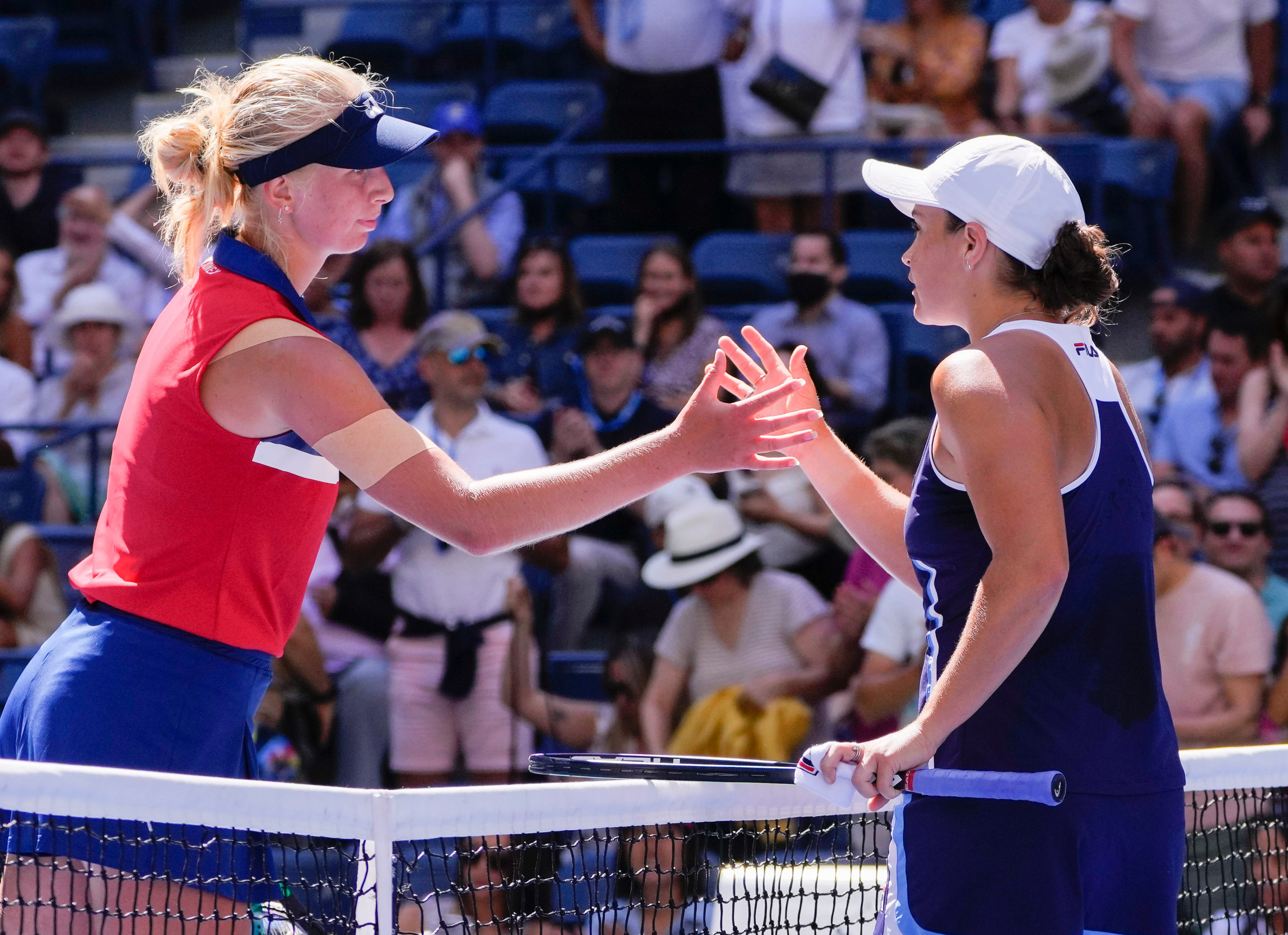   Ashleigh Barty dari Australia (kanan) setelah mengalahkan Clara Tauson dari Denmark pada hari keempat turnamen tenis AS Terbuka 2021 di USTA Billie King National Tennis Center. 