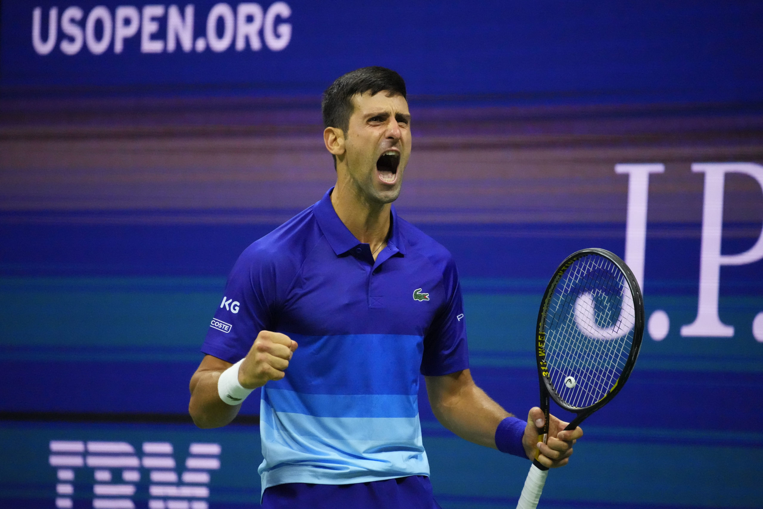 Novak Djokovic dari Serbia bereaksi setelah memenangkan break point melawan Alexander Zverev dari Jerman (tidak digambarkan) pada set kelima pada hari kedua belas tenis AS Terbuka 2021