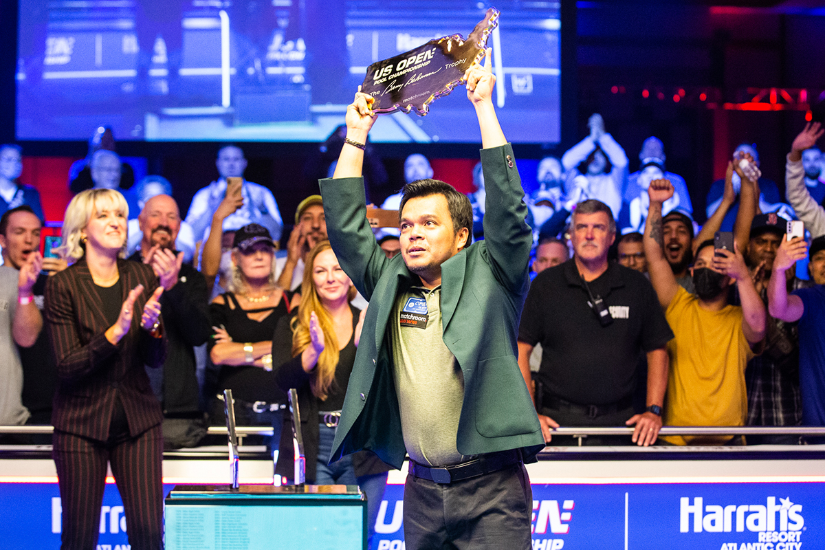 Carlo Biado raises the US Open trophy on Saturday after rallying to beat Singapore’s Aloysius Yapp. 