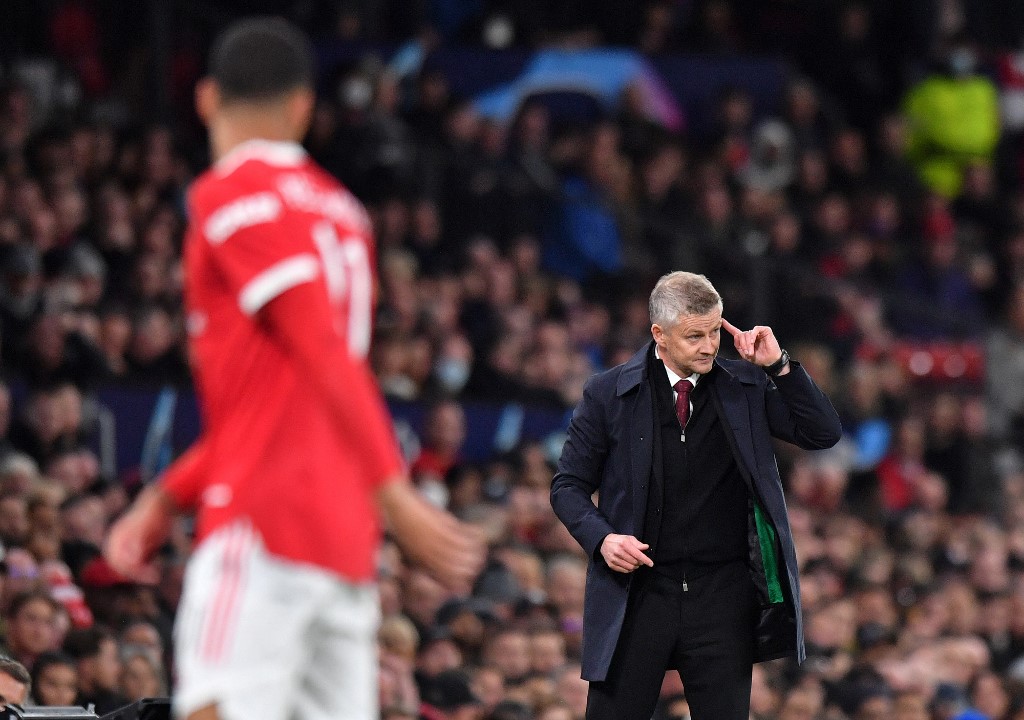 Manchester United's Norwegian manager Ole Gunnar Solskjaer shouts instructions to his players from the touchline  during the UEFA Champions league group F football match between Manchester United and Villarreal at Old Trafford stadium in Manchester, north west England, on September 29, 2021. (Photo by Anthony Devlin / AFP)