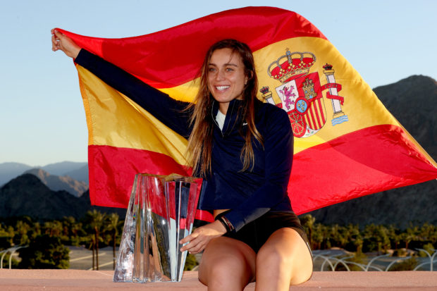 Paula Badosa of Spain poses poses for photographers after defeating Victoria Azarenka of Belarus during the final of the BNP Paribas Open at the Indian Wells Tennis Garden October 17, 2021 in Indian Wells, California.   Matthew Stockman/Getty Images/AFP (Photo by MATTHEW STOCKMAN / GETTY IMAGES NORTH AMERICA / Getty Images via AFP)