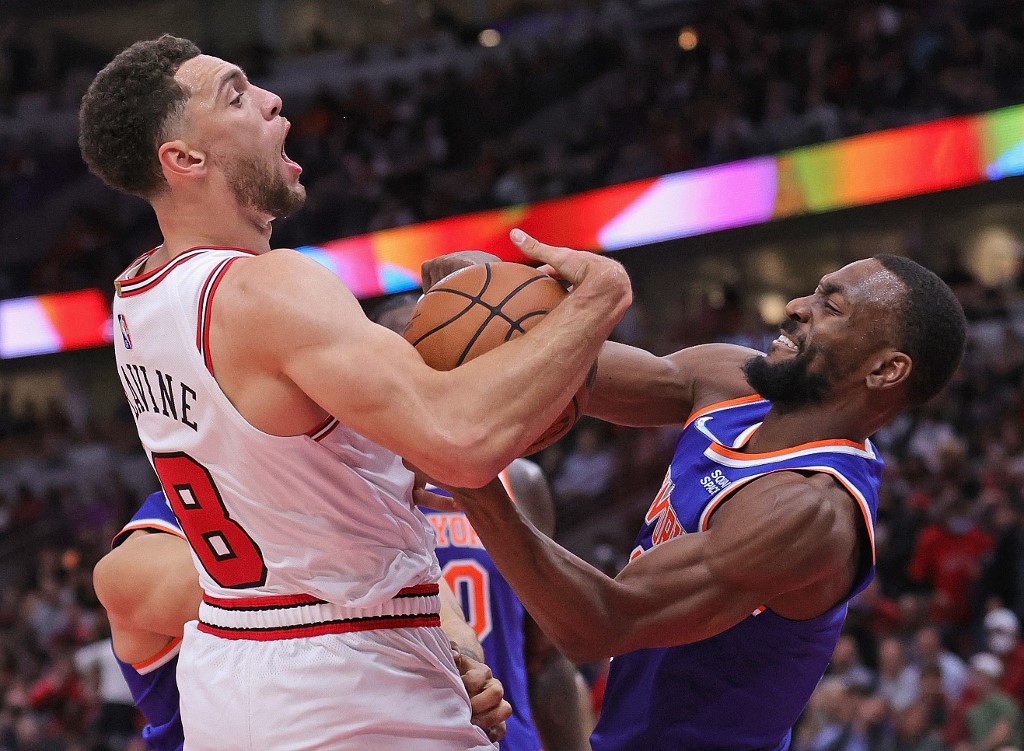 Kemba Walker #8 of the New York Knicks forces a jump ball with Zach LaVine #8 of the Chicago Bulls at the United Center on October 28, 2021 in Chicago, Illinois. The Knicks defeated the Bulls 104-103. NOTE TO USER: User expressly 