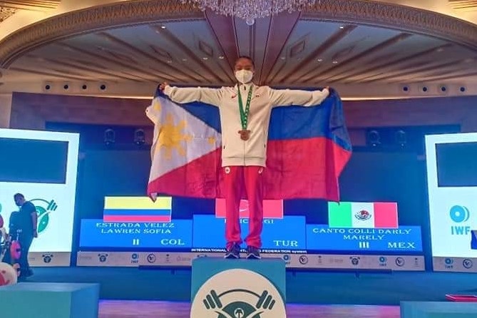 14-year-old weightlifter Jeaneth Hipolito wins the bronze medal.