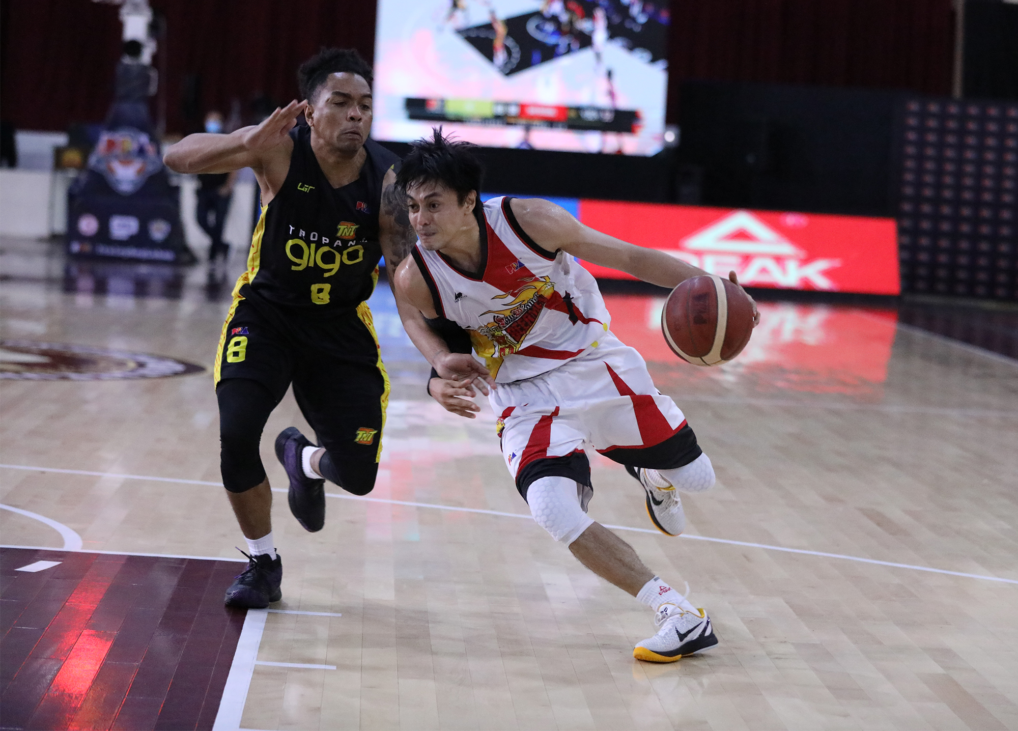San Miguel's Terrence Romeo vs TNT's Ping Exciminiano. 