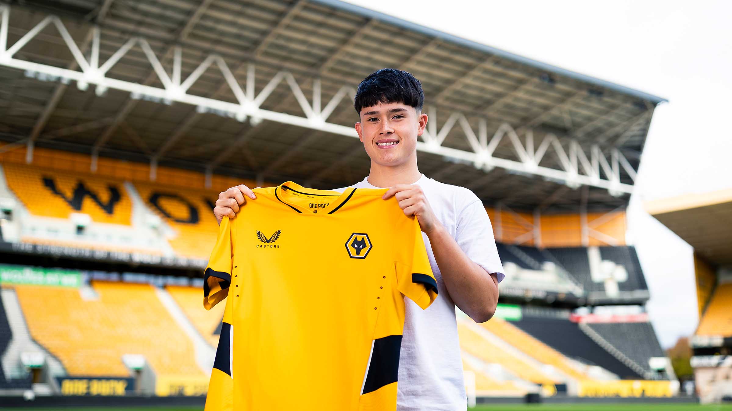 Harry Birtwistle signs with EPL team Wolves.