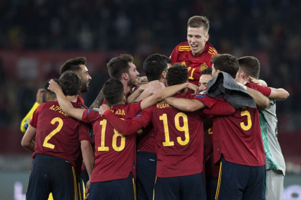 Spain's players celebrate after winning 1-0 the FIFA World Cup Qatar 2022 qualification group B football match between Spain and Sweden, at La Cartuja Stadium in Seville, on November 14, 2021. (Photo by JORGE GUERRERO / AF