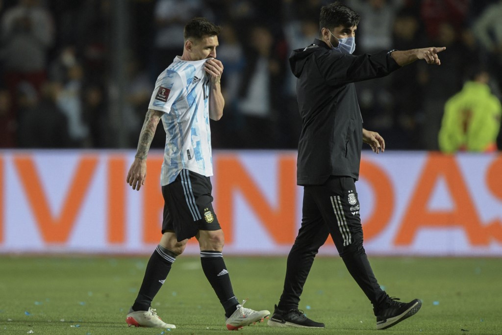 Argentina's Lionel Messi (L) leaves the field after tying 0-0 with Brazil in a South American qualification football match for the FIFA World Cup Qatar 2022 at the San Juan del Bicentenario stadium in San Juan, Argentina, on November 16, 2021. 