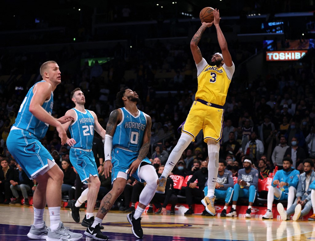 Anthony Davis #3 of the Los Angeles Lakers attempts a jumper in front of Mason Plumlee #24, Gordon Hayward #20 and Miles Bridges #0 of the Charlotte Hornets during a 126-123 Lakers overtime win at Staples Center on November 08, 2021 in Los Angeles, 