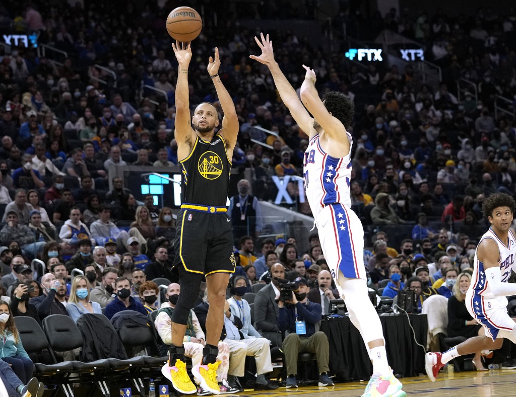 Stephen Curry #30 of the Golden State Warriors shoots the ball against Furkan Korkmaz #30 of the Philadelphia 76ers during the fourth quarter at Chase Center on November 24, 2021 in San Francisco, California. 
