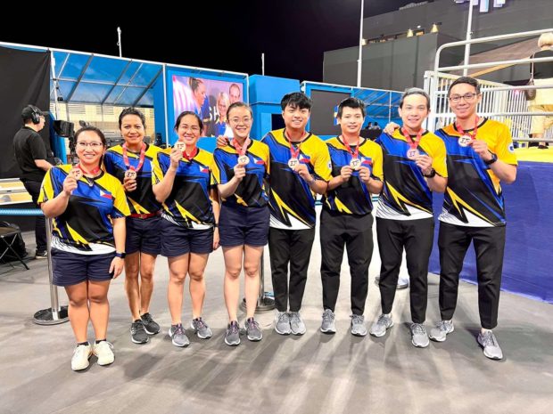 The PH women's and men's bowling team: (FROM L-R) Rachelle Leon, Uella Marcial, Mades Arles, Norel Nuevo, Patrick Nuqui, Merwin Tan, Ian Dychangco, Kenneth Chua.