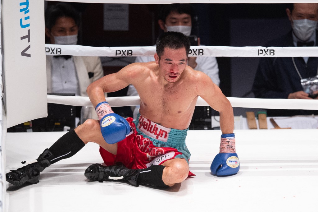 Atlet Thailand Aran Dipaen bereaksi selama pertandingan tinju perebutan gelar kelas bantam WBA dan IBF melawan Naoya Inoue dari Jepang di Kokugikan Arena di Tokyo pada 14 Desember 2021. 