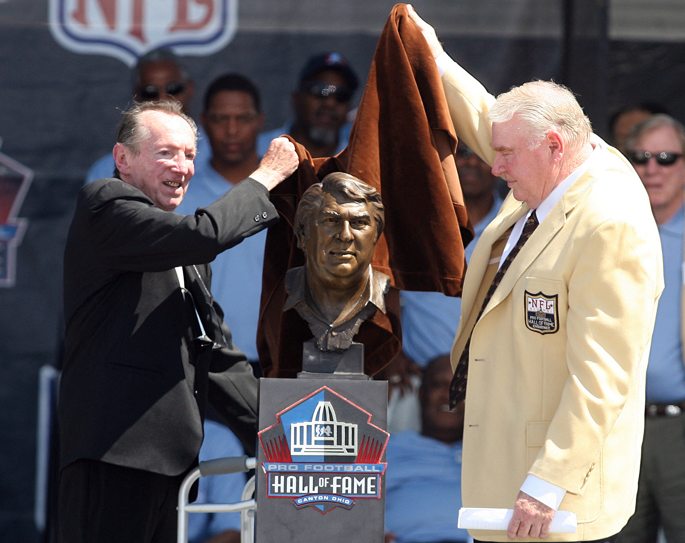 FILE PHOTO: Oakland Raiders team owner Al Davis (L) and former Raiders head coach John Madden unveil the bust of Madden upon his induction into the Pro Football Hall of Fame in Canton, Ohio August 5, 2006. Davis the was the presenter for Madden.
