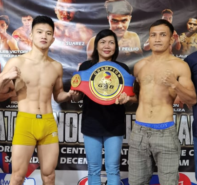 CAPTION: Promoter Maria Laurita “Cucuy” Elorde is flanked by defending Philippine superbantamweight champion Mark Anthony Geraldo (right) and unbeaten Ifugao challenger Carl Jammes Martin (left) during the official weigh-in Friday morning at the Elorde Ballroom in Sucat, Parañaque. Both boxers comfortably made the 122-lb weight limit. 