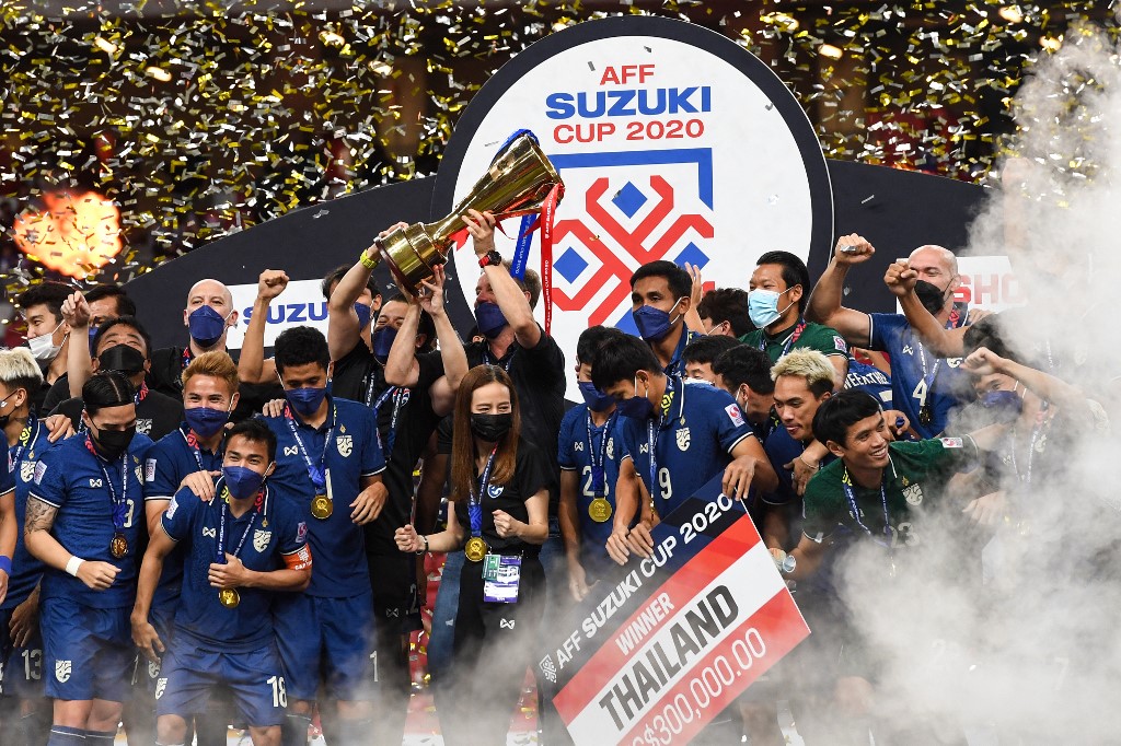Thailand's team celebrates winning the AFF Suzuki Cup 2020 football tournament after the final match between Thailand and Indonesia at the National Stadium in Singapore on January 1, 2022. 
