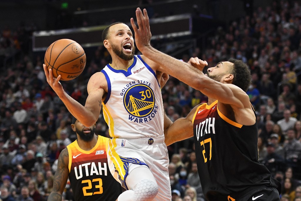 Stephen Curry #30 of the Golden State Warriors drives to the basket against Rudy Gobert #27 of the Utah Jazz during the second half of a game at Vivint Smart Home Arena on January 01, 2022 in Salt Lake City, Utah.