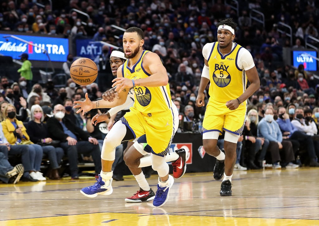 Stephen Curry #30 of the Golden State Warriors dribbles the ball against Jarred Vanderbilt #8 of the Minnesota Timberwolves at Chase Center on January 27, 2022 in San Francisco, California.