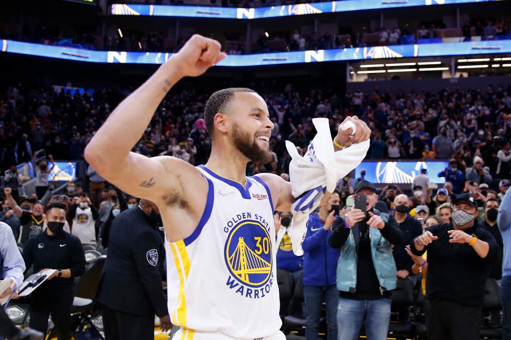 Stephen Curry #30 of the Golden State Warriors celebrates after making the game-winning shot to defeat the Houston Rockets at Chase Center on January 21, 2022 in San Francisco, California. 