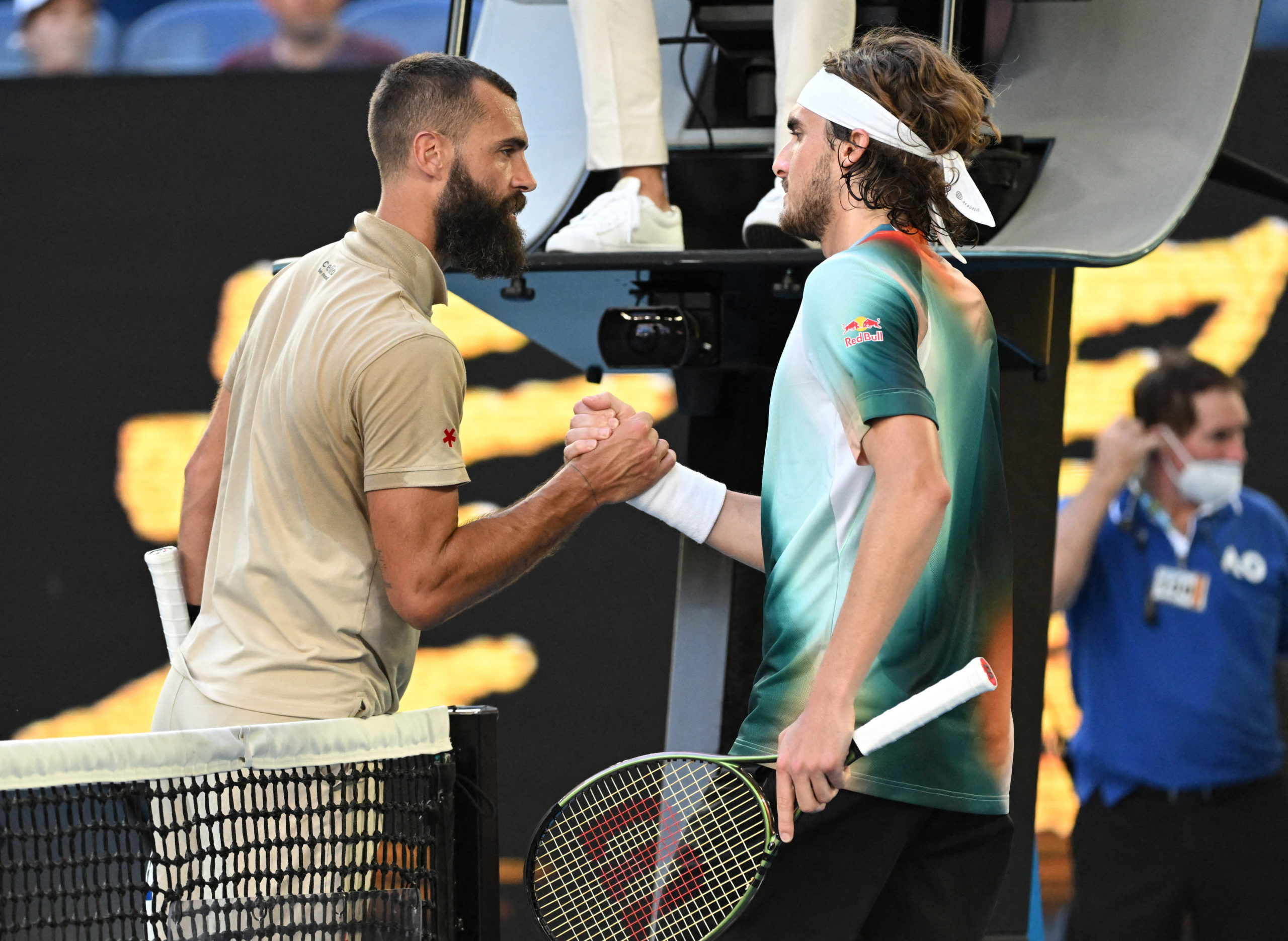 Τένις - Australian Open - Melbourne Park, Μελβούρνη, Αυστραλία - Στις 22 Ιανουαρίου 2022, ο Έλληνας Στέφανος Τσιτσιπάς και ο Γάλλος Benoit Baer δίνουν τα χέρια μετά τον αγώνα τους στον τρίτο γύρο. 