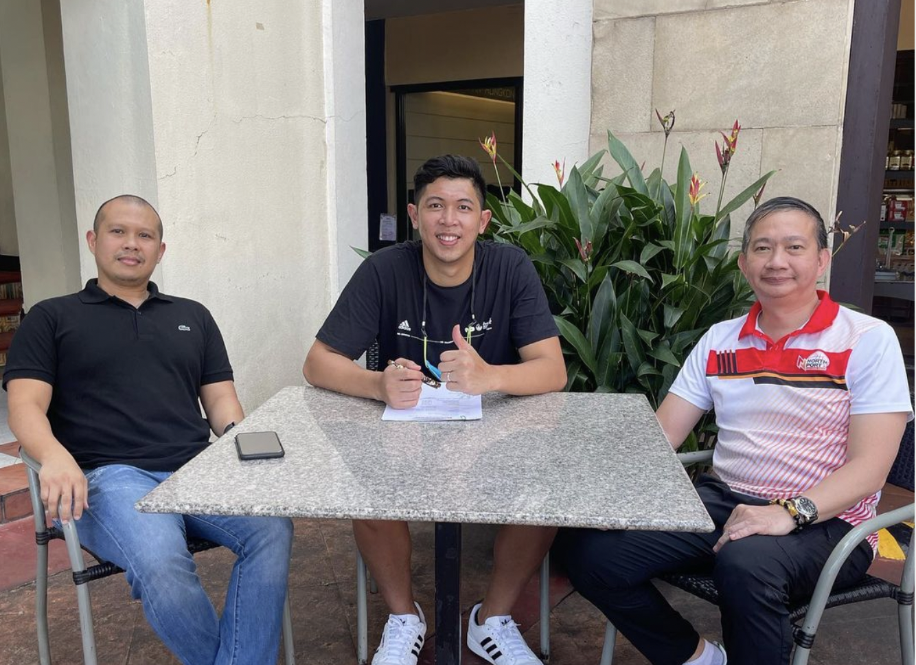Kevin Ferrer with NorthPort team manager Bonnie Tan (right) and player agent Marvin Espiritu (left). 