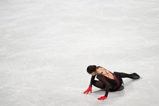 Amila Valiva stürzt, als sie am 17. Februar 2022 im Capital Indoor Stadium in Peking am Einzellauf der Eiskunstlauf-Veranstaltung der Frauen während der Olympischen Winterspiele 2022 in Peking teilnimmt.