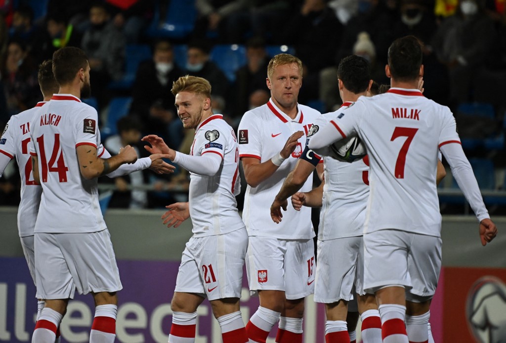 Poland's midfielder Kamil Jozwiak (2ndL) celebrates with teammates after he scored the second goal during the FIFA World Cup Qatar 2022 qualification Group I 1st round football match Andorra vs Poland in Andorra la Vella on November 12, 2022. 