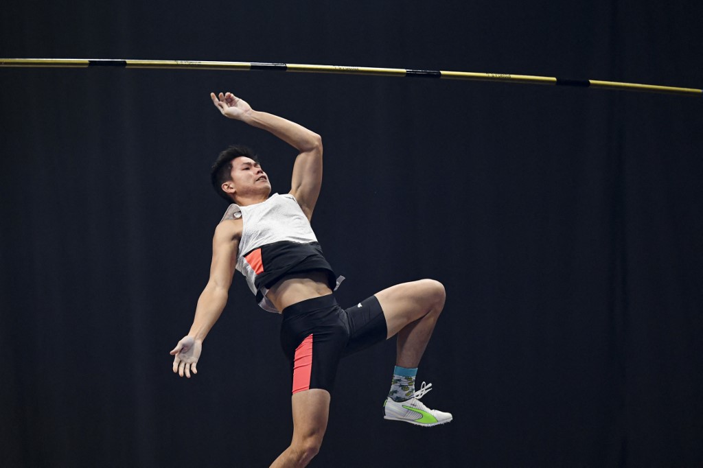 Ernest John Obiena, das Filipinas, participa da Beijer Gala no salto com vara masculino em 9 de fevereiro de 2022 em Uppsala, Suécia.