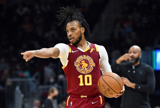CLEVELAND, OHIO - FEBRUARY 09: Darius Garland #10 of the Cleveland Cavaliers signals to his teammates during the third quarter against the San Antonio Spurs at Rocket Mortgage Fieldhouse on February 09, 2022 in Cleveland, Ohio.